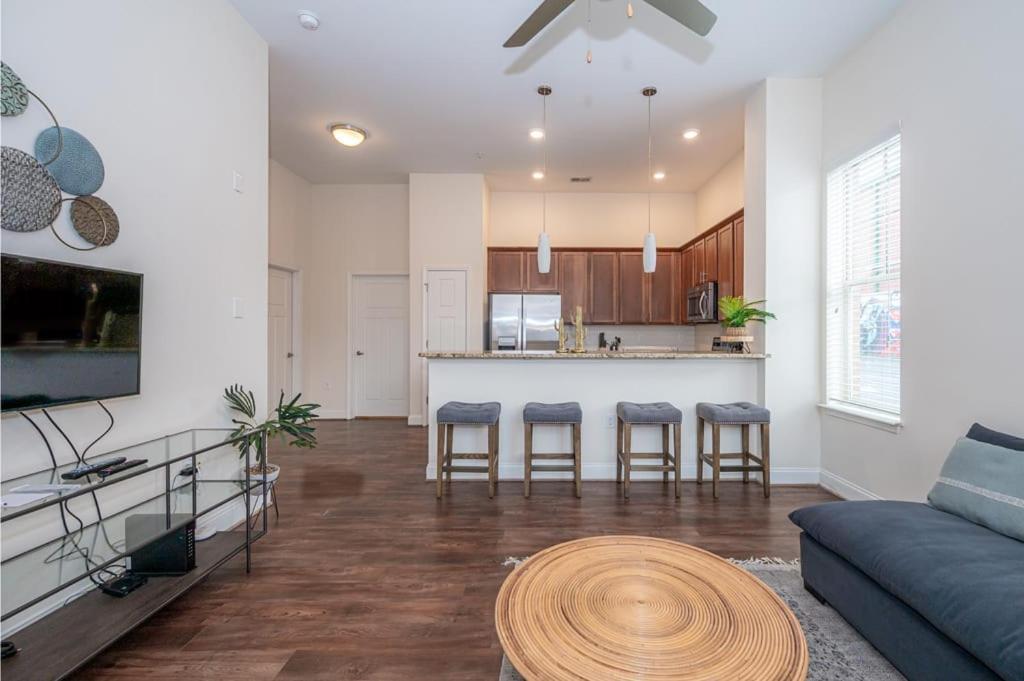 Laid Back 1Br W Comfy Living Room And Bar Charlotte Exterior photo